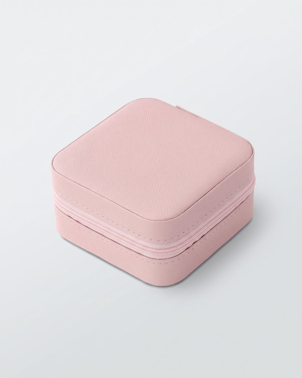 Écrin Havre Aurore fermé, vu de trois quarts, similicuir grainé rose poudré et fermeture éclair ton sur ton